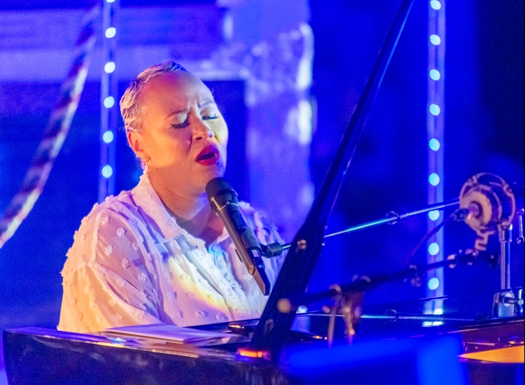 EMELI SANDE ST MARYS CHURCH RYE - 29 AUGUST