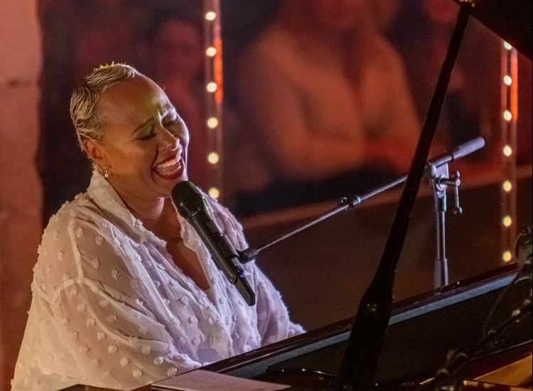 EMELI SANDE ST MARYS CHURCH RYE - 29 AUGUST