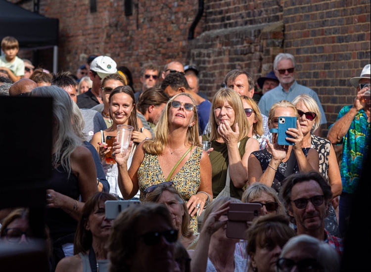 OUTDOOR KINO STAGE AUDIENCE - 28 AUGUST