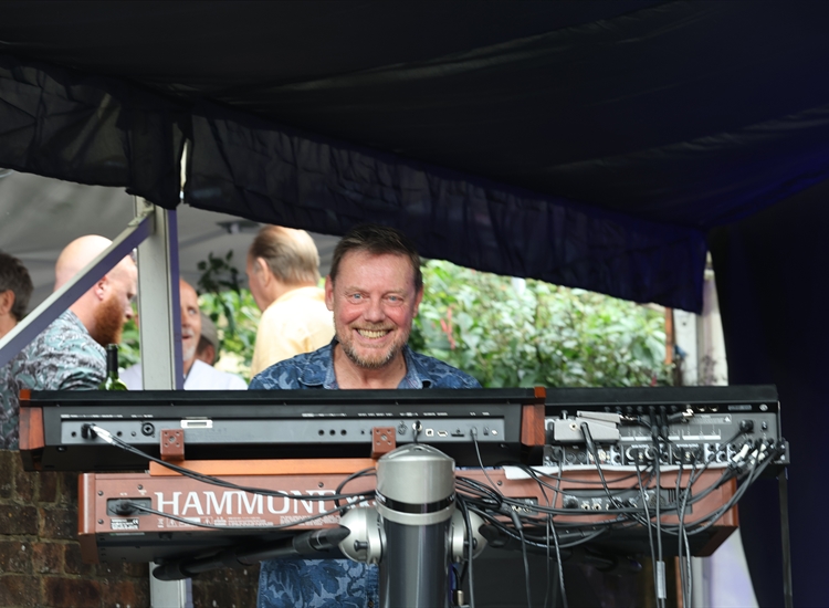 SLINKY MACHINE - OUTDOOR STAGE