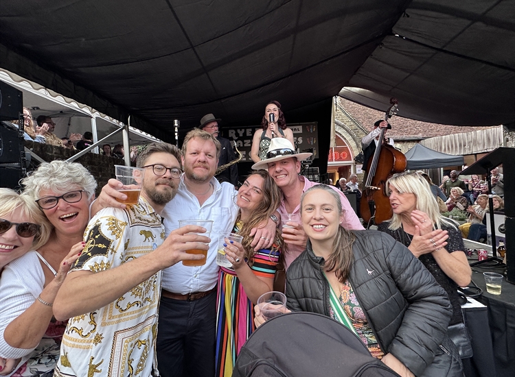 OUTDOOR STAGE AUDIENCE