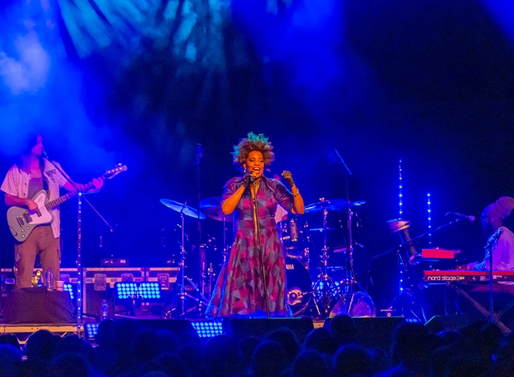 MACY GRAY